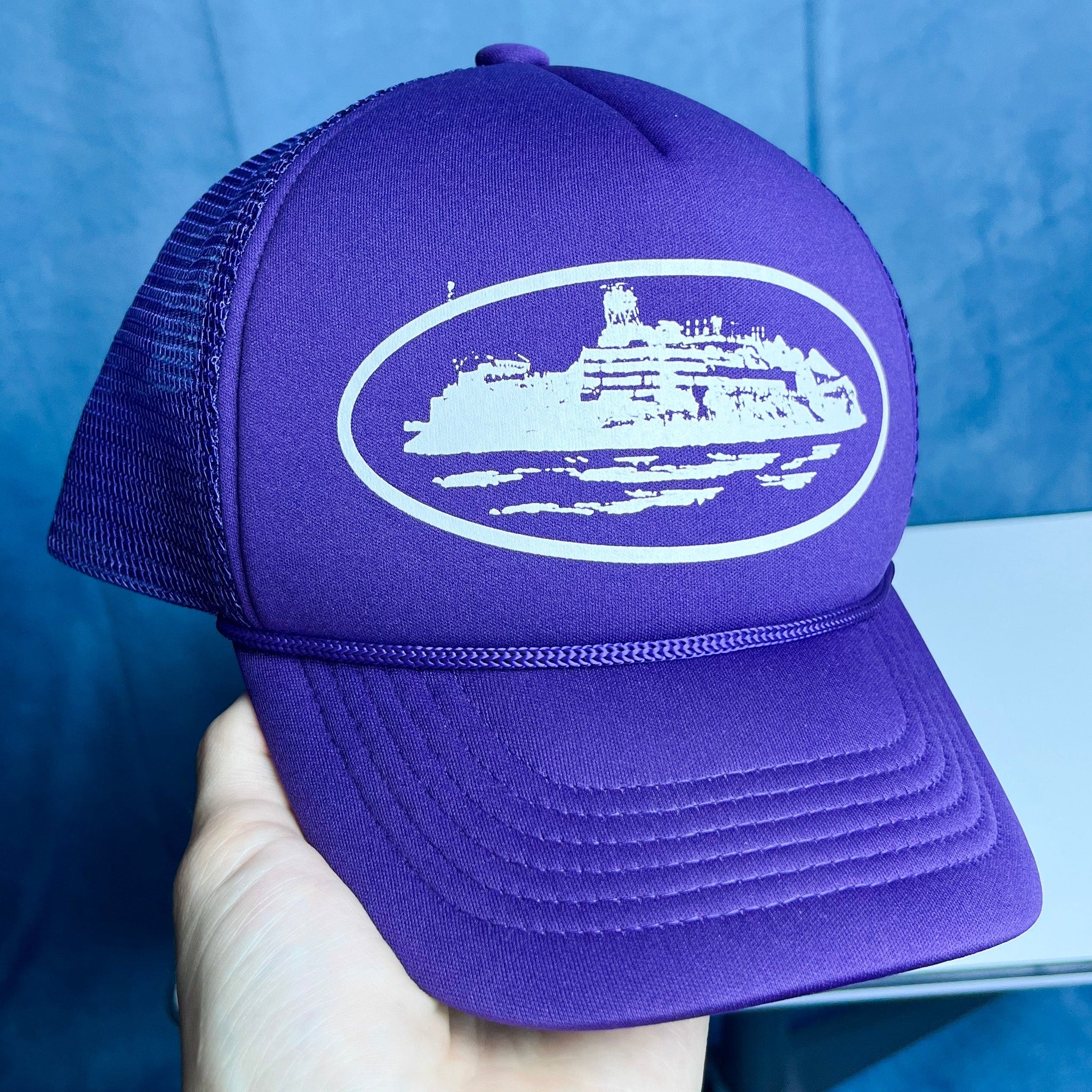 Boné Corteiz Alcatraz Trucker Roxo