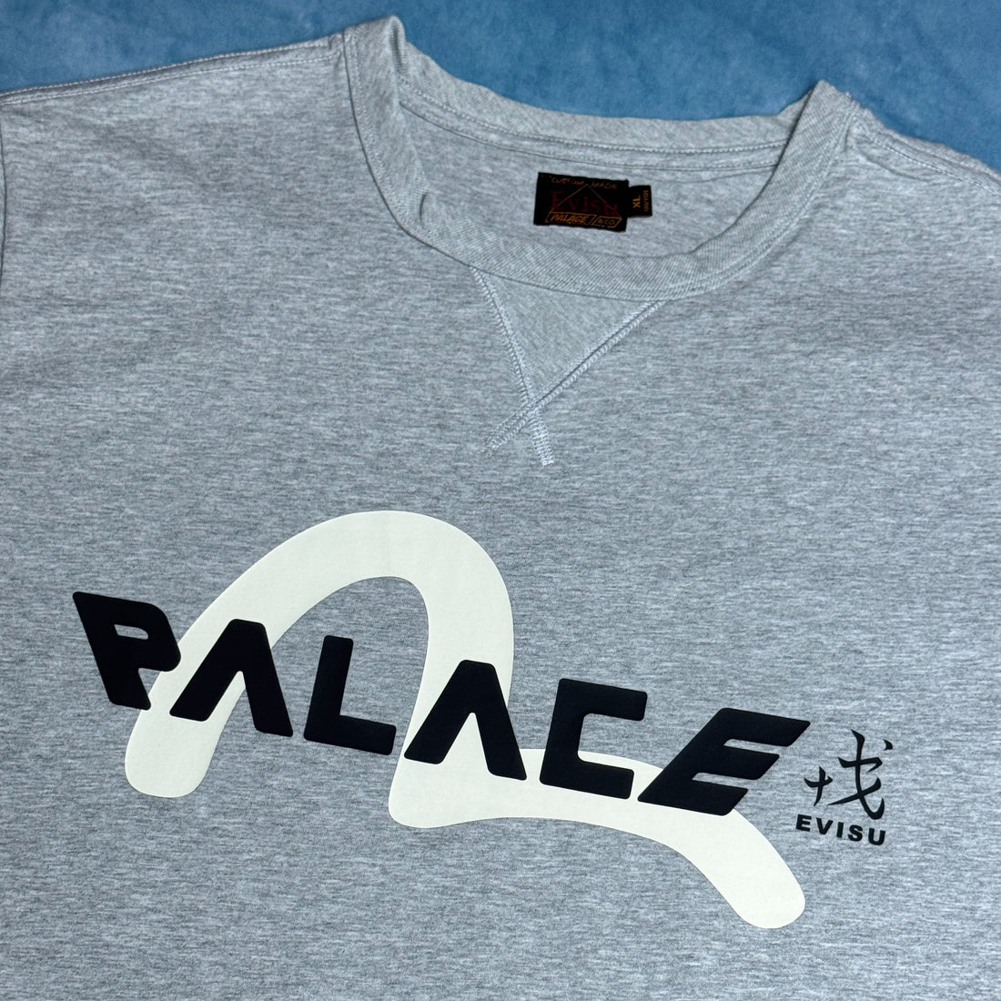 Camiseta Palace x Evisu Cinza